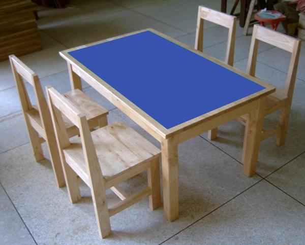 ชุดโต๊ะอนุบาลหน้าโฟเมก้า พร้อมเก้าอี้ 4 ที่นั่ง